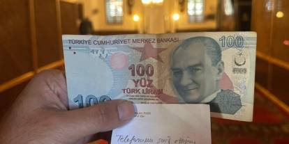 Camide namaz kılarken telefonunu şarj etti, not yazıp 100 TL bıraktı