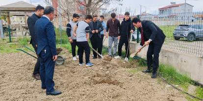 Sivas'ta okul bahçesi meyve bahçesine dönüşüyor