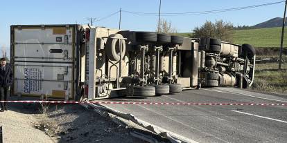 Sivas’ta TIR Devrildi, Yüzlerce Araç Yolda Kaldı