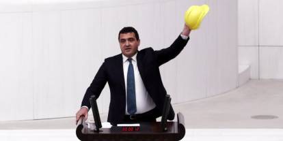 Sivaslı vekilden meclis kürsüsünde dikkat çeken protesto