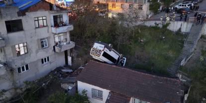 Servis evin çatısına düştü, şoför öldü