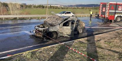 Sivas'ta otomobil alev alev yandı