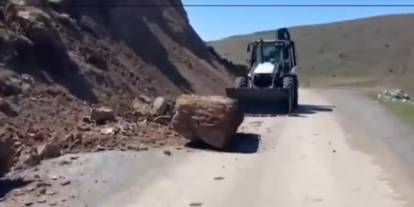 Sivas'ta heyelan, kayalar yola yuvarlandı