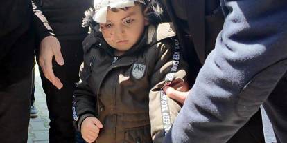 Yaralı kurtulduğu kazada ölen annesine veda etti