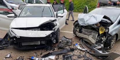 Otomobiller kafa kafaya çarpıştı! 3 yaralı