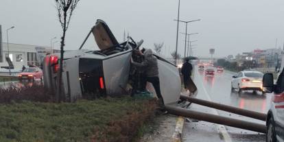 Sivas'ta aydınlatma direğine çarpan otomobilde sürücü yaralandı