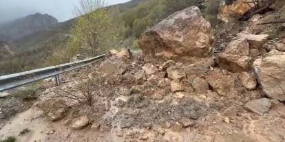 Sivas’ta heyelan köy yollarını kapattı