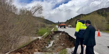 Sivas'ta sağanak yağış yolu çökertti