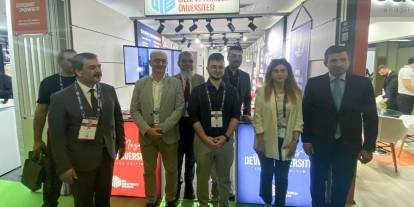 SBTÜ standına Selçuk Bayraktar ziyareti