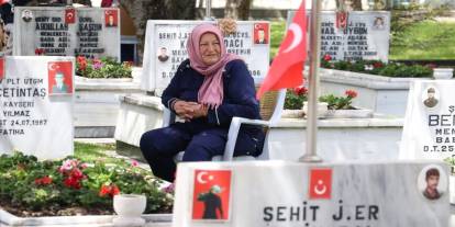 Şehitlikte hüzünlü Anneler Günü