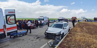 Otomobiller çarpıştı: 5 yaralı