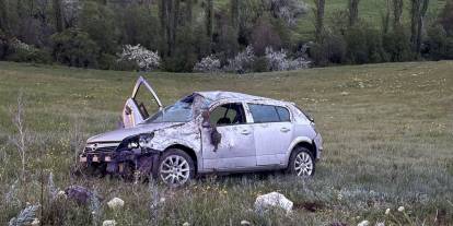 Sivas'ta otomobil şarampole uçtu: 2 yaralı