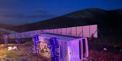 Sivas'ta taraftarları taşıyan midibüs devrildi: 25 yaralı