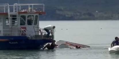Deniz bisikleti devrildi: 2 kişi kurtarıldı
