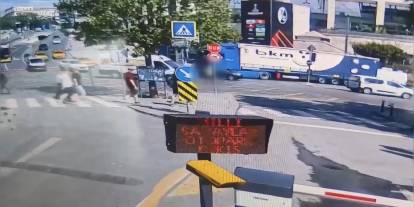 Minibüsün çarptığı kadın trafik polisi ağır yaralandı