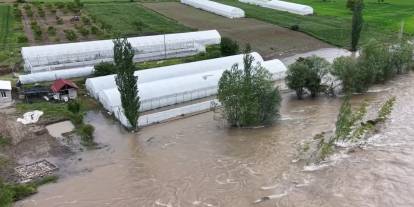 Sivas’ta Kelkit Çayı çevresinde seralar ve araziler su altında kaldı
