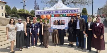 Sivas’ta sağlık çalışanlarına karanfilli jest