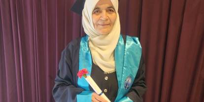 65 yaşında üniversiteden mezuniyet sevinci yaşadı