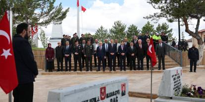 Sivas'ta protokolden şehitlik ziyareti
