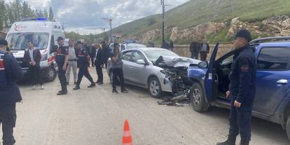 Sivas’ta otomobiller kafa kafaya çarpıştı: 3'ü çocuk 8 yaralı