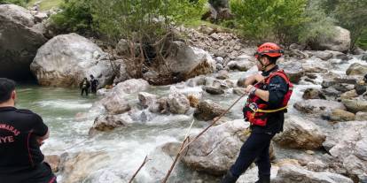Balık tutarken nehre düşen kadın aranıyor