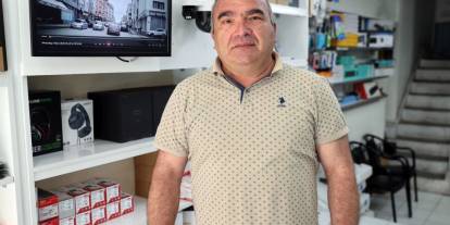 Sivaslı esnaf yola saçılan parayı sahibine ulaştırdı