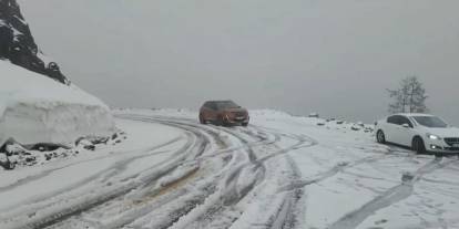 Macahel Geçidi, mayıs karı ile beyaza büründü