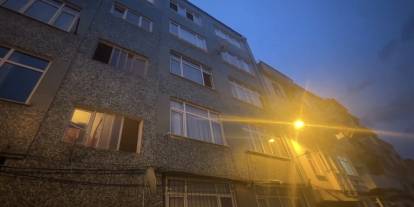 Cam silerken apartman boşluğuna düşen kadın öldü