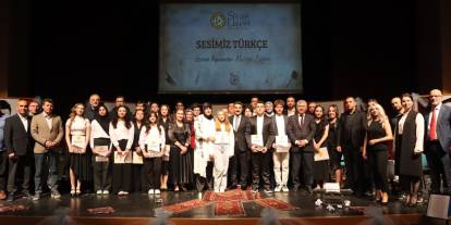 Sivas'ta öğrenciler sahnede Türkçe'yi anlattı