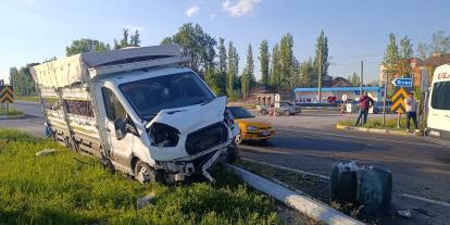 Sivas'ta iki araç çarpıştı, 3 kişi yaralandı