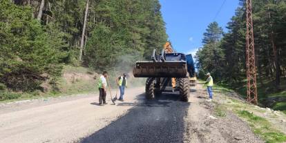 Sivas’ta yayla yolunda asfalt çalışması