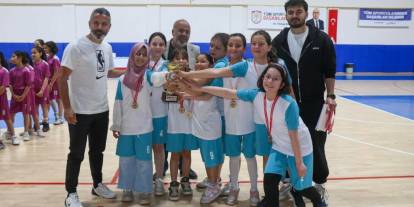 Sivas’ta minik kızlar basketbolda kupa için ter döktü
