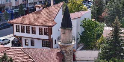 Sivas'taki bu cami minaresindeki zincirlerle dikkat çekiyor