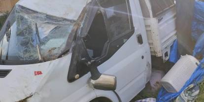 Sivas'ta kamyonet devrilip duvara çarptı,4 yaralı