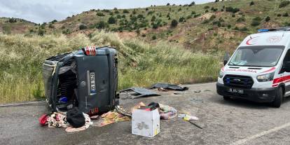 Sivas'ta hafif ticari araç devrildi: 1 ölü, 2 yaralı