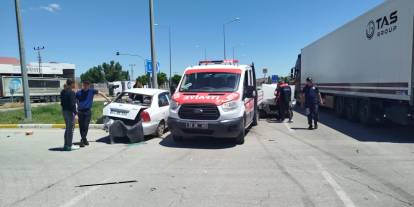 Sivas'ta iki otomobil çarpıştı: 2 yaralı