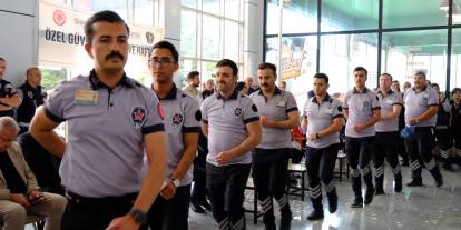 Sivas'ta özel güvenlikten halaylı kutlama