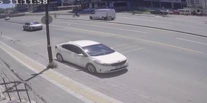 Sivas'ta feci kaza güvenlik kamerasında: Elektrikli bisiklet sürücüsü ağır yaralı