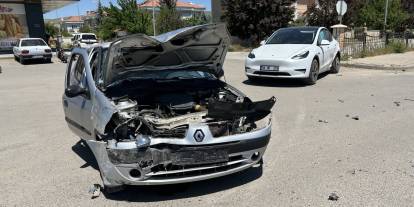 Sivas'ta iki otomobil çarpıştı: 2 yaralı