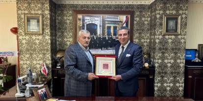 Sivas'ta 48 yıllık esnafa plaket