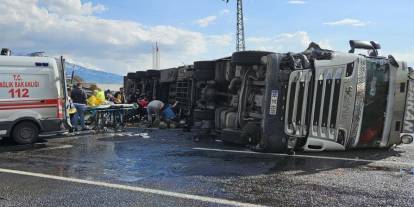 Tır motosikletin üzerine devrildi: 2 ölü