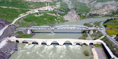Van Gölü Ekspresi Sivas’tan geçerek eşsiz manzaralar sunuyor