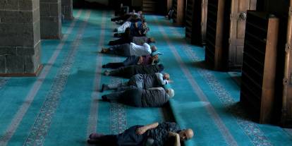 40 derecelik sıcakta vatandaşlar camilerde serinledi
