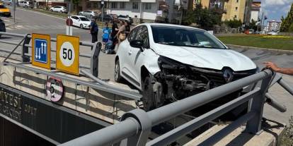 Sivas'ta faciadan dönüldü, alt geçide düşmekten son anda kurtuldu
