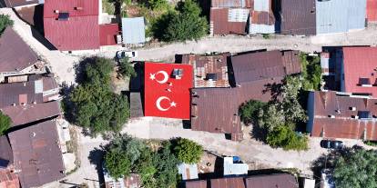Sivas'ta bayraklı ev görenleri hayran bırakıyor