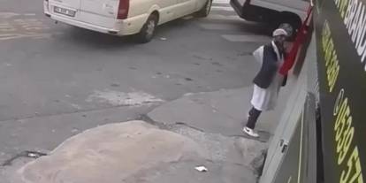 Türk bayrağını yere atan şüpheli adliyeye sevk edildi