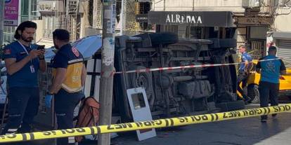 İETT otobüsü ile ambulans çarpıştı: 5 yaralı