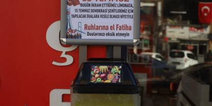 Sivas'ta esnaftan 15 Temmuz şehitleri hayrına limonata ikramı