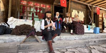 Hemşin çorabını tanıtıyor