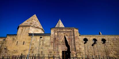 Divriği Ulu Camii'nin Taşları Konuşuyor! Kapılardaki Gizemli Gölgeler Hayran Bırakıyor